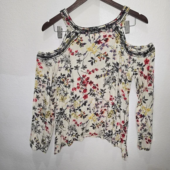 BKE Women,s Embroidered Cold Shoulder floral Top  Size M - Picture 5 of 8